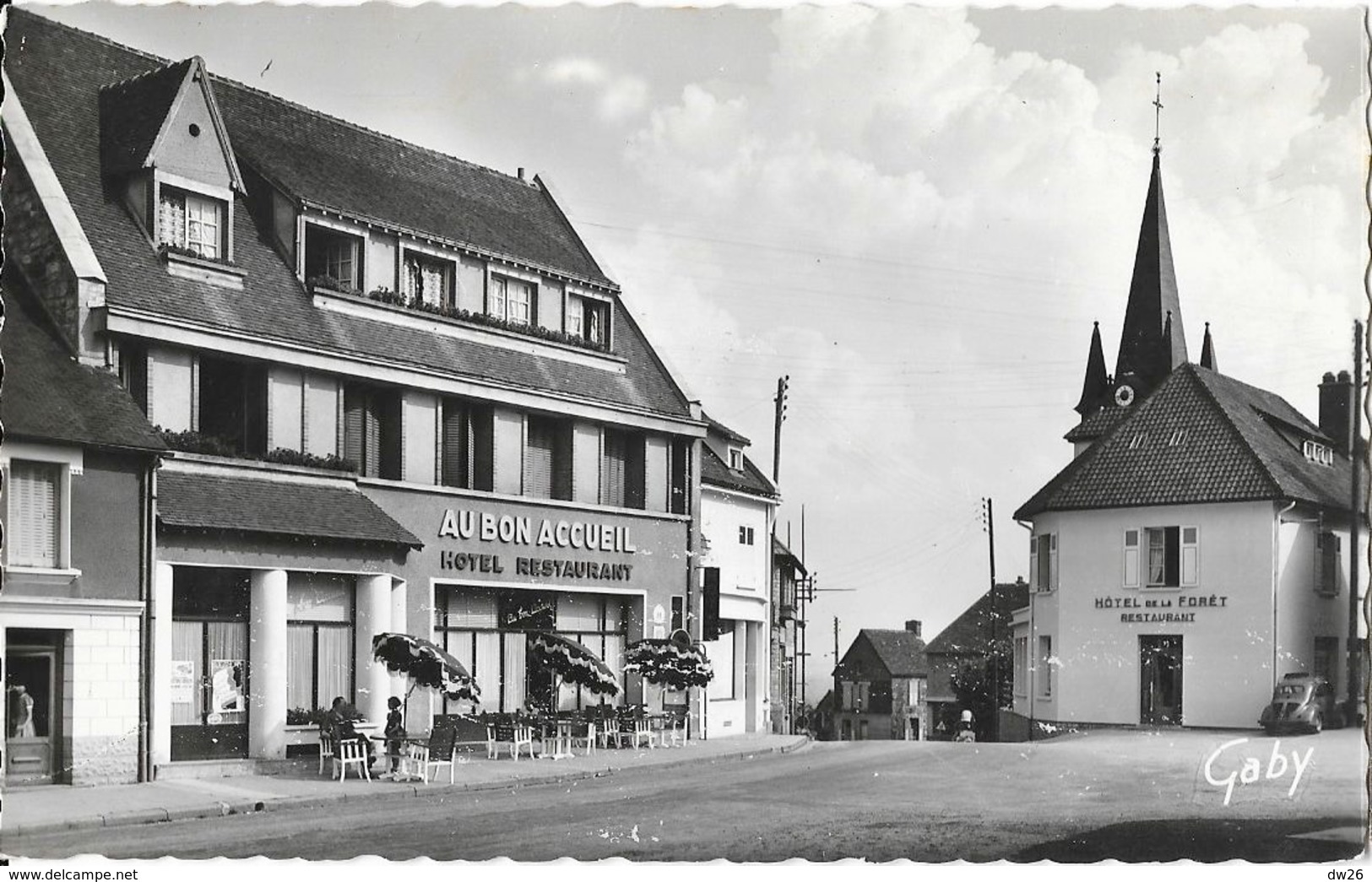 Juvigny-sous-Andaine (Orne) - La Place, Hôtel Au Bon Accueil - Edition Artaud - Carte Gaby N° 1 Non Circulée - Juvigny Sous Andaine