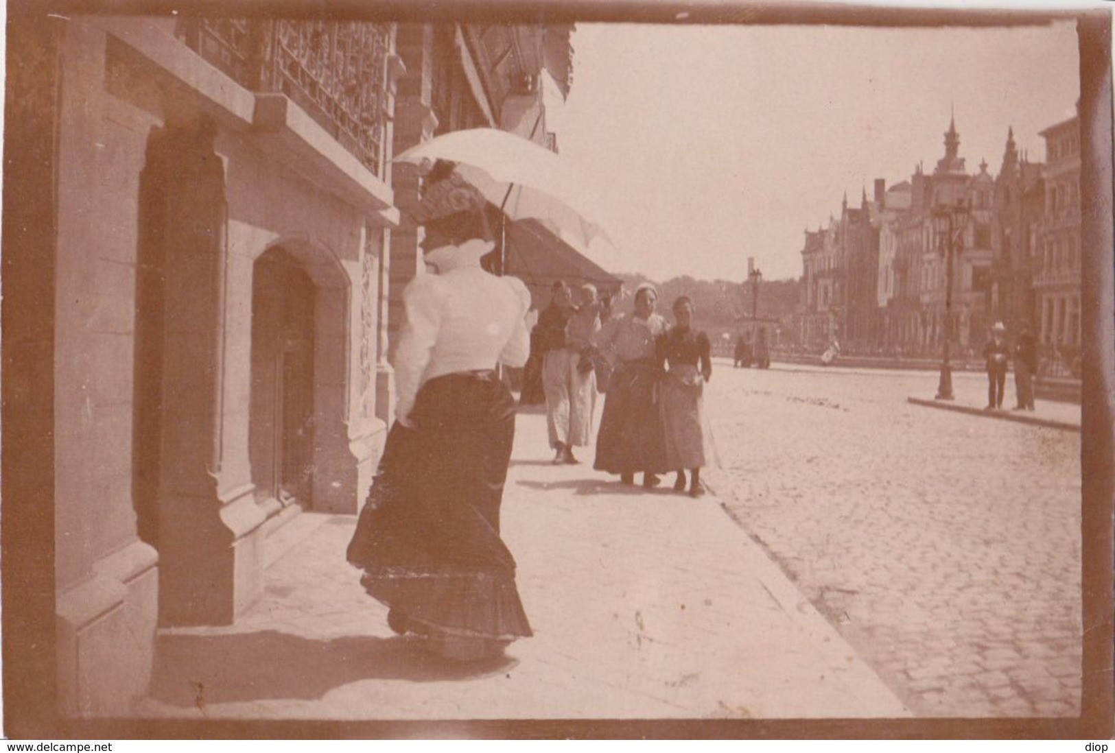 Photographie Anonyme Vintage Snapshot Femme Dos Mode Ombrelle Fashion - Autres & Non Classés