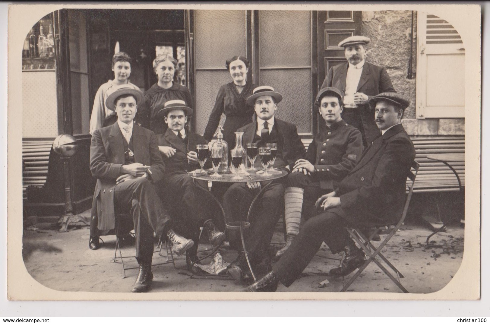 CARTE PHOTO D'UN CAFE - DES HOMMES ENDIMANCHES PRENNENT L'APERITIF EN TERRASSE - 2 SCANS - - A Identifier