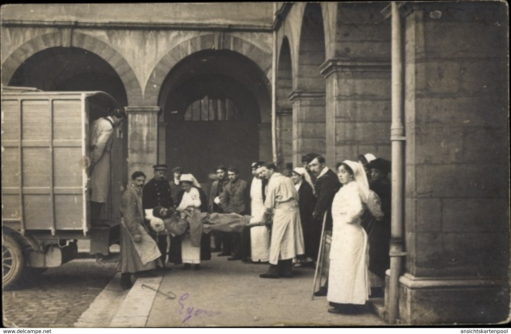 Photo Cp Lyon Rhône, Ecole Veterinaire, Hopital Auxiliare, Transport D'un Soldat Blesse - Autres & Non Classés