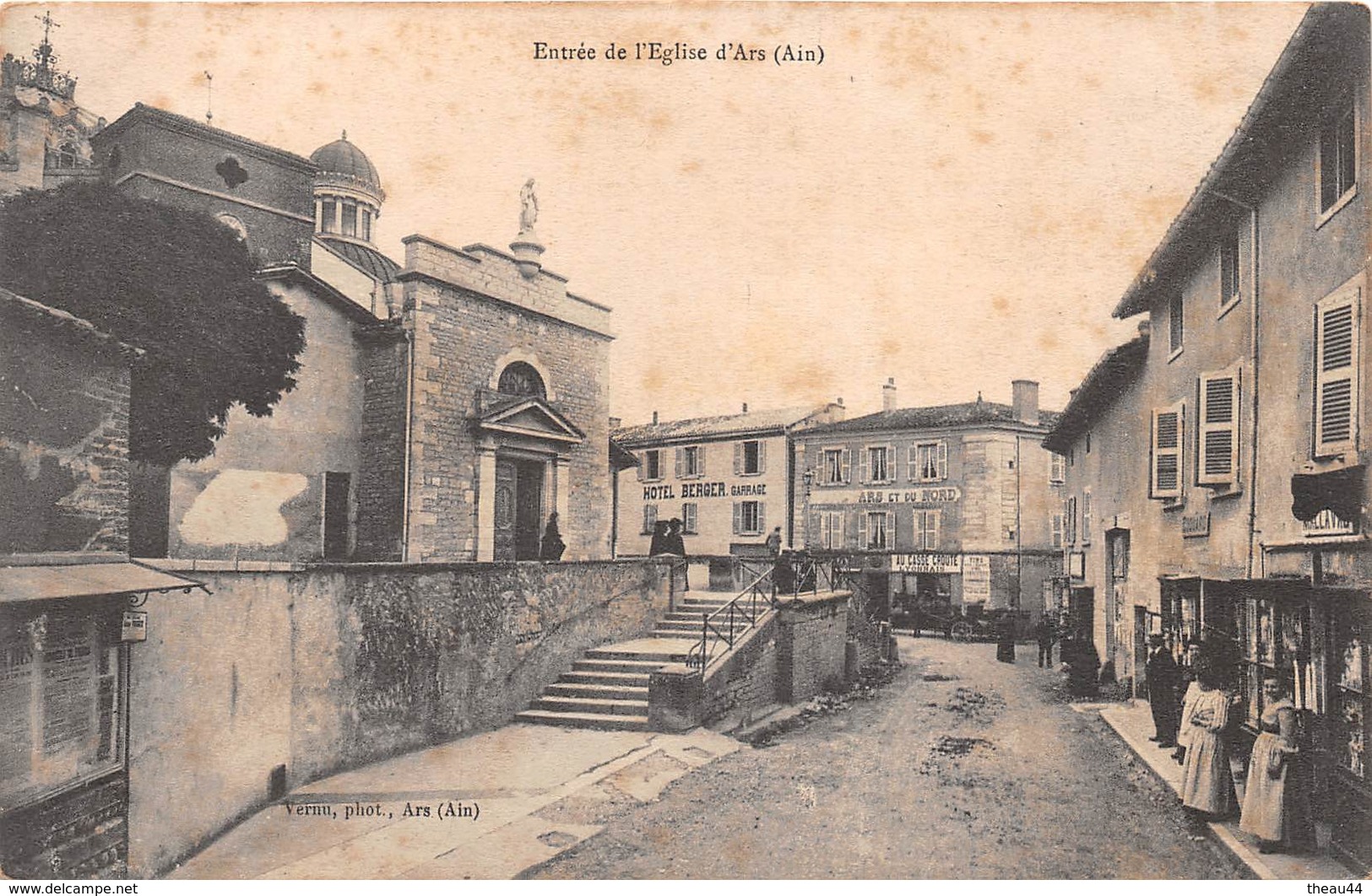 ¤¤  -   Entrée De L'Eglise D'ARS  -  Hôtel " BERGER "  -  Au Casse-Croute Lyonnais          -  ¤¤ - Ars-sur-Formans