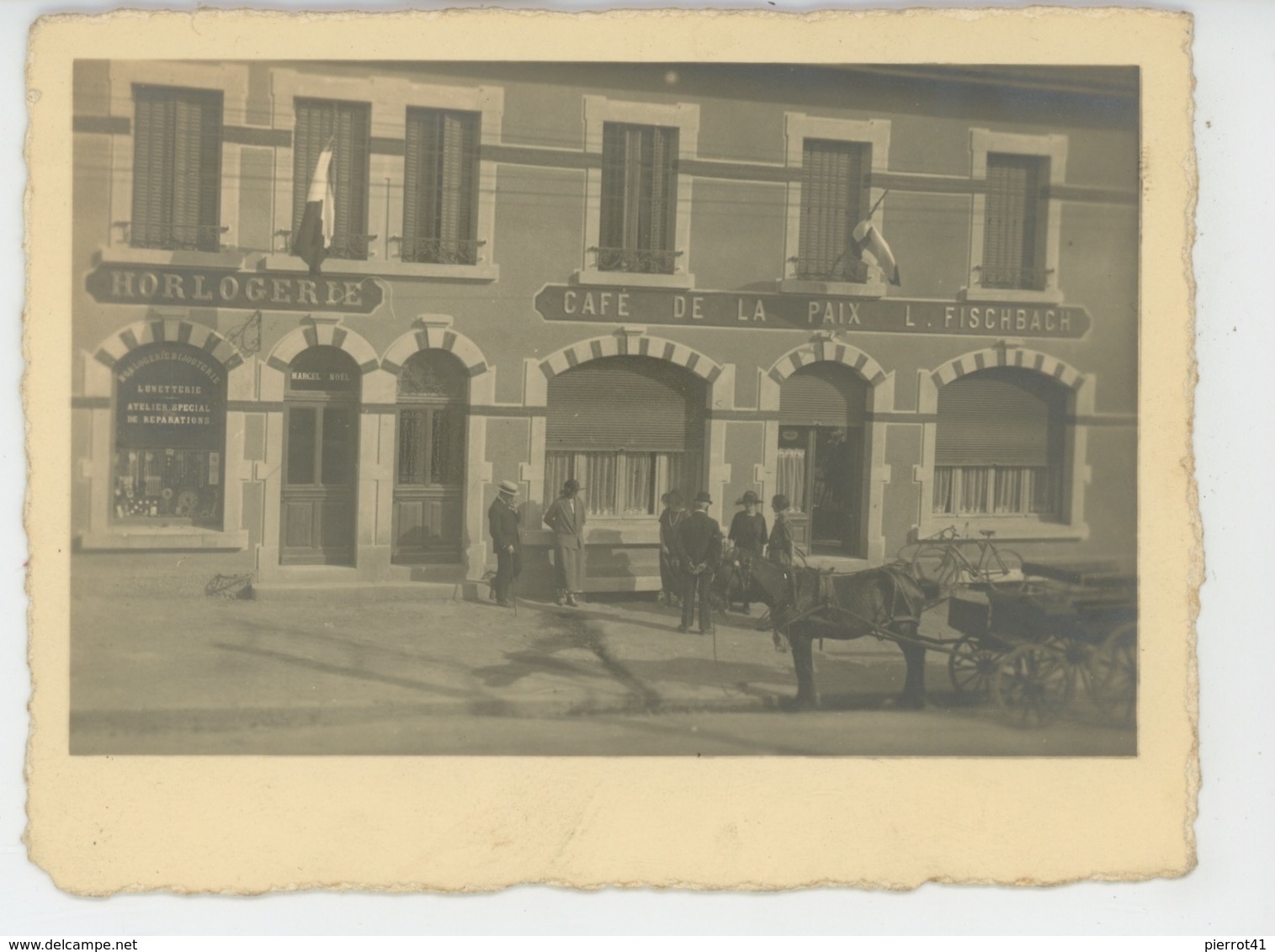 PHOTOS - COMMERCES - A Situer - Beau Cliché Montrant Le CAFÉ DE LA PAIX L. FISCHBACH Et Une HORLOGERIE En 1924 - Cafés