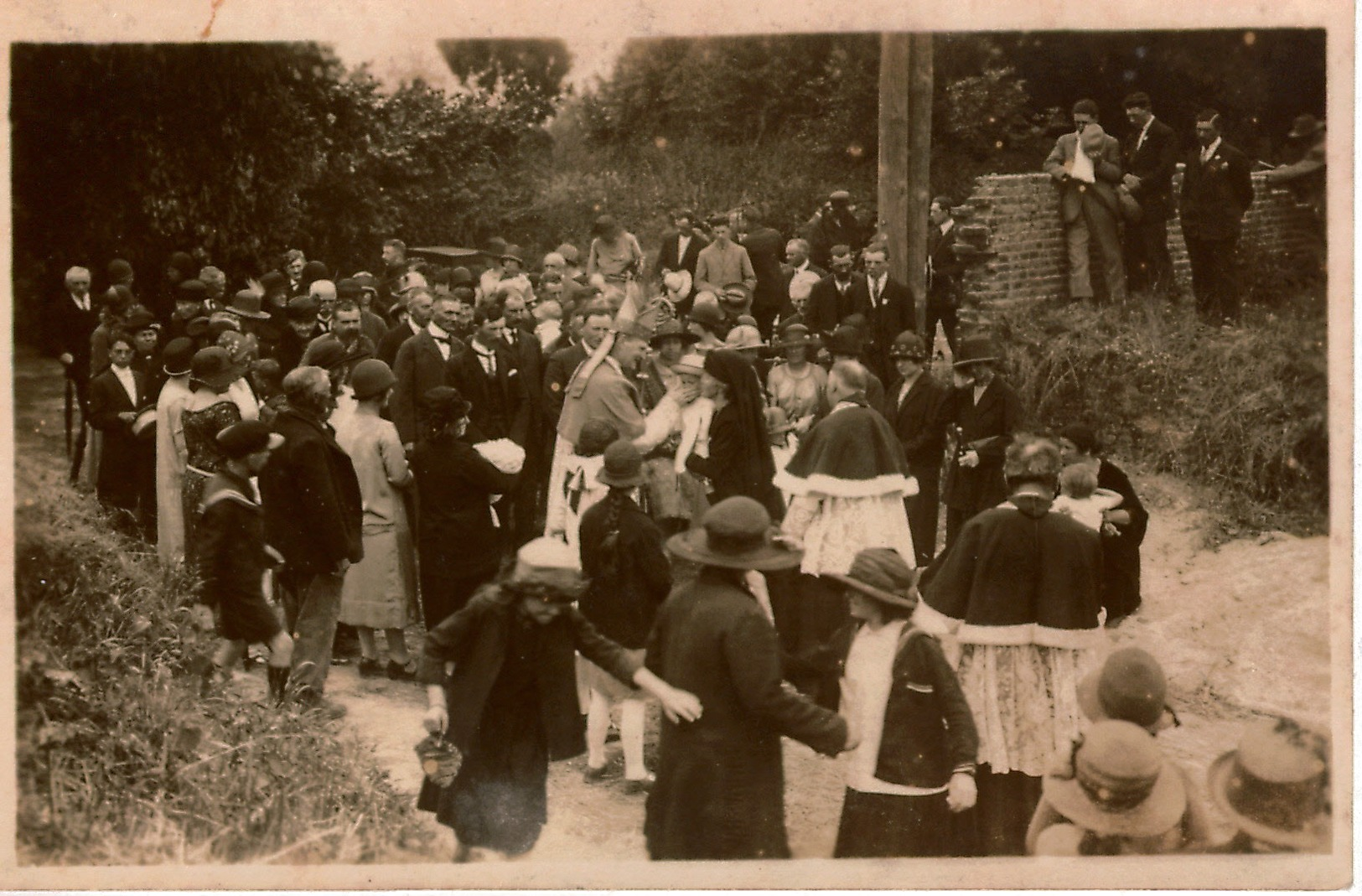 Photo Ancienne /carte Photo  Evêque Entouré De Fidèles Dans Un Décor Champêtre,s'adressant à Une Jeune Veuve Avec Enfant - Personnes Anonymes