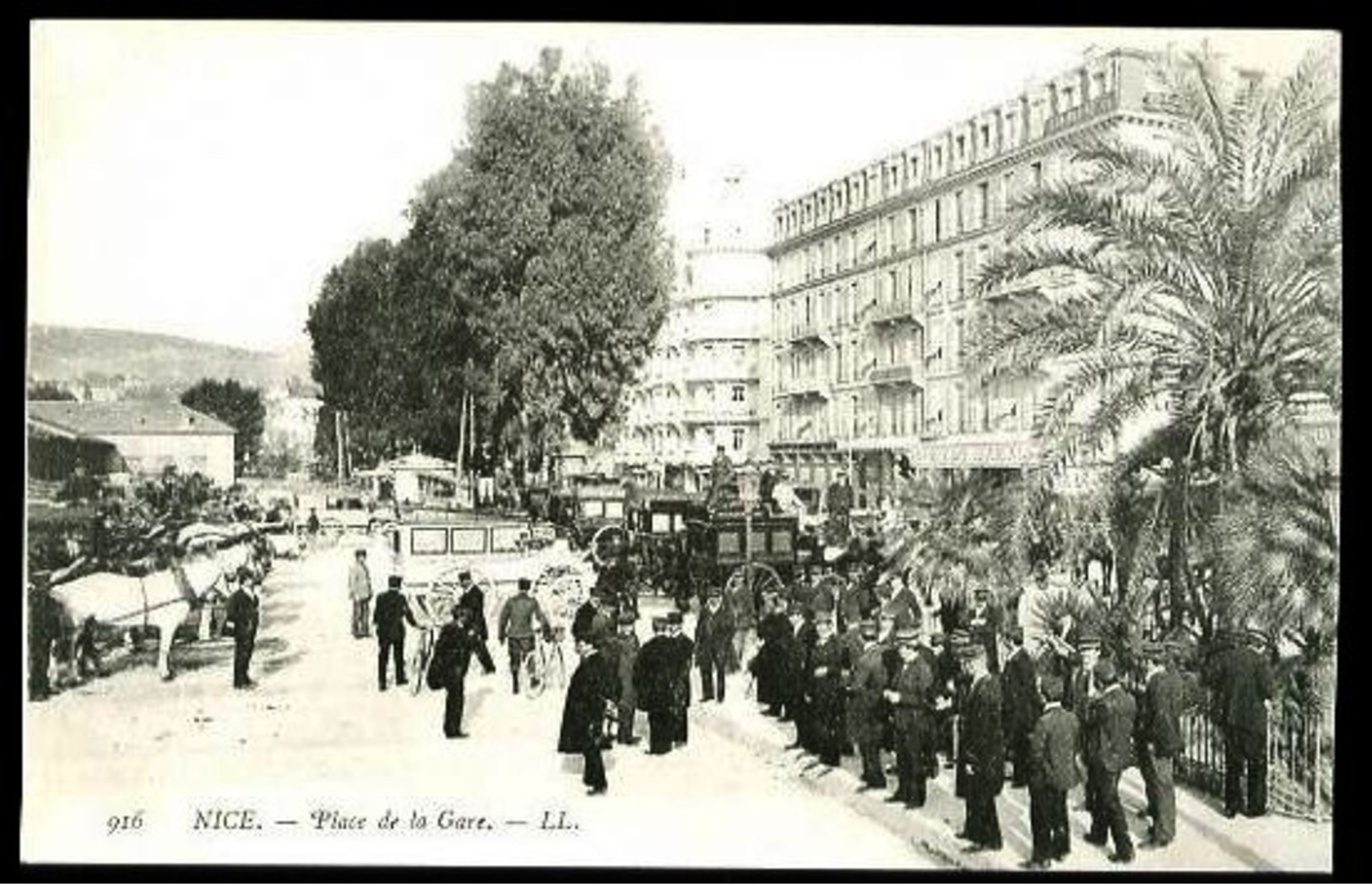 NICE - 916 : Place De La Gare - (Gros Plan Très Animé Avec Attelages) - CP Précurseur, Vers 1900 - Plazas