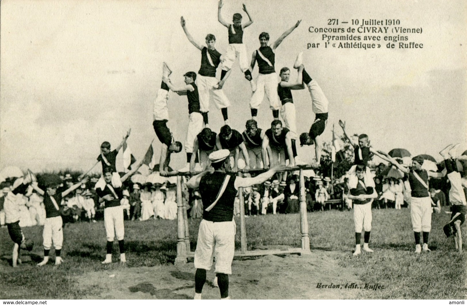 86. VIENNE - CIVRAY. Concours De Gymnastique 1910. Pyramides Par L'Athlétique De Ruffec. - Civray