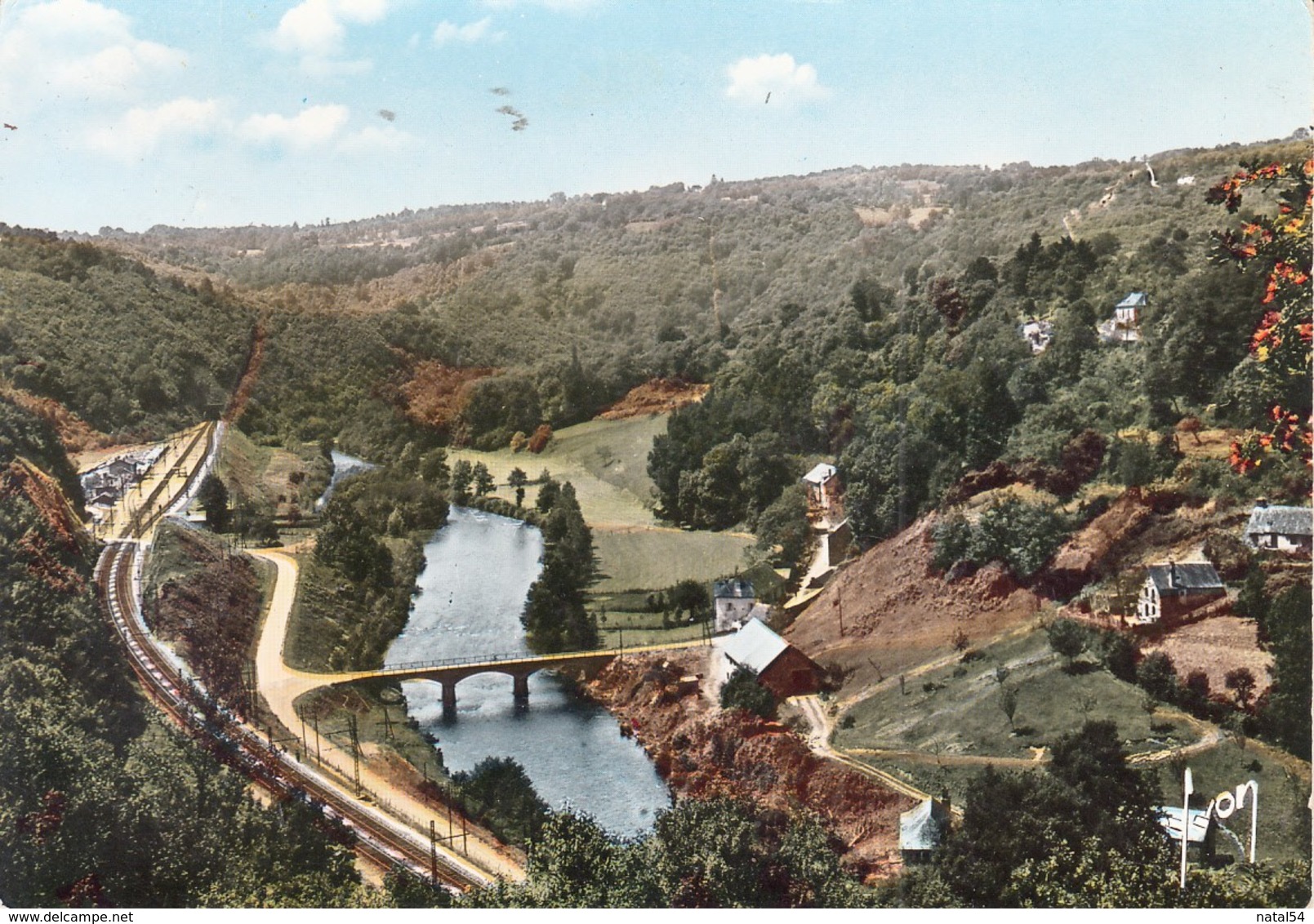 19 - Comborn : La Vallée De La Vézère Et La Gare D'Estivaux - CPM écrite - Autres & Non Classés