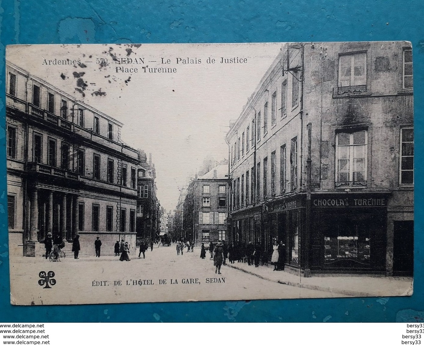 CPA - SEDAN - Le Palais De Justice Place Turenne - Devanture Du Magasin Chocolat Turenne Animée - Sedan