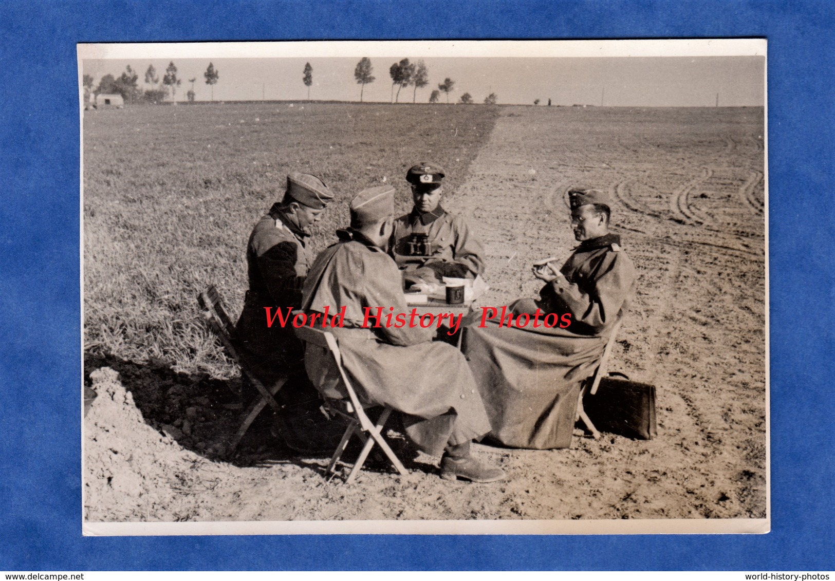 Photo Ancienne D'un Allemand - France ? - Groupe D' Officier Autour D'une Table - WW2 Uniforme Biscotte Insigne - War, Military