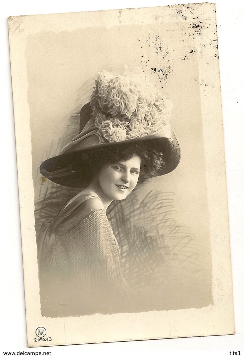 65 - Femme élégante - Chapeau Extravagant - Mode