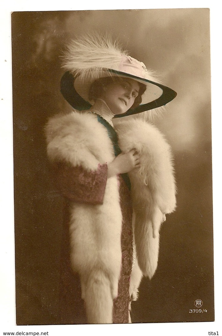 67- Femme élégante - Chapeau Extravagant - Mode