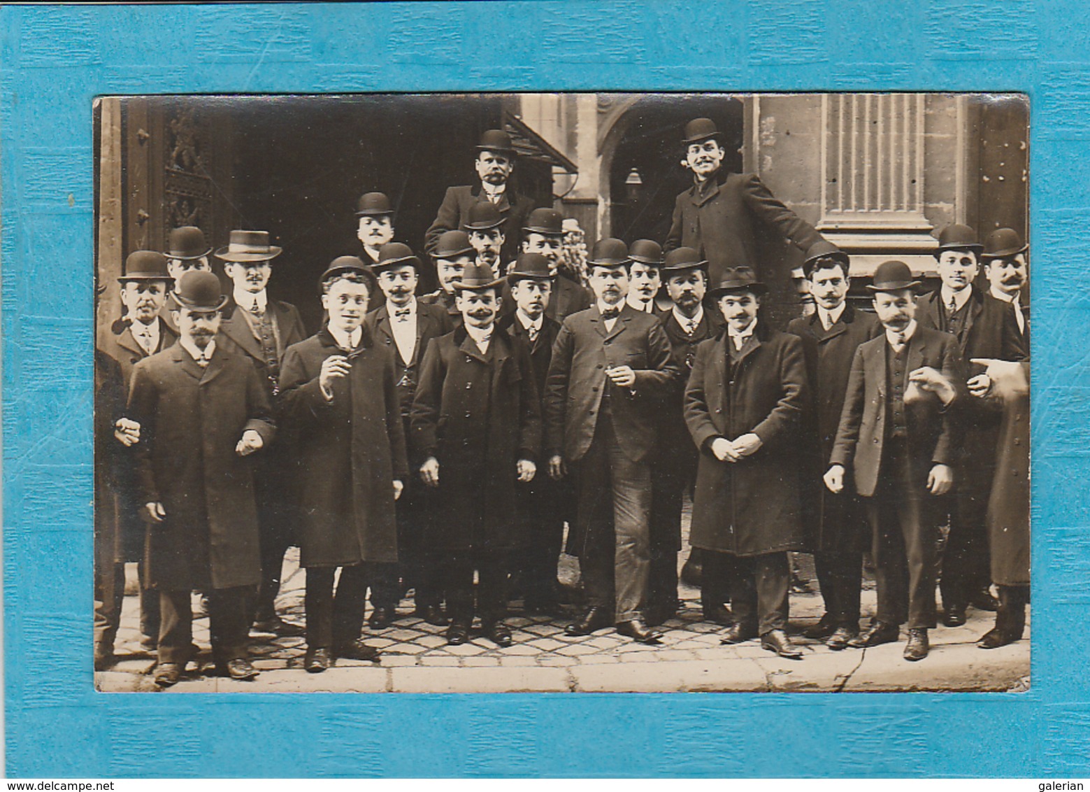 A Identifier. - Carte Photo : Groupes D'Hommes élégants Et Chapeautés. - A Identifier