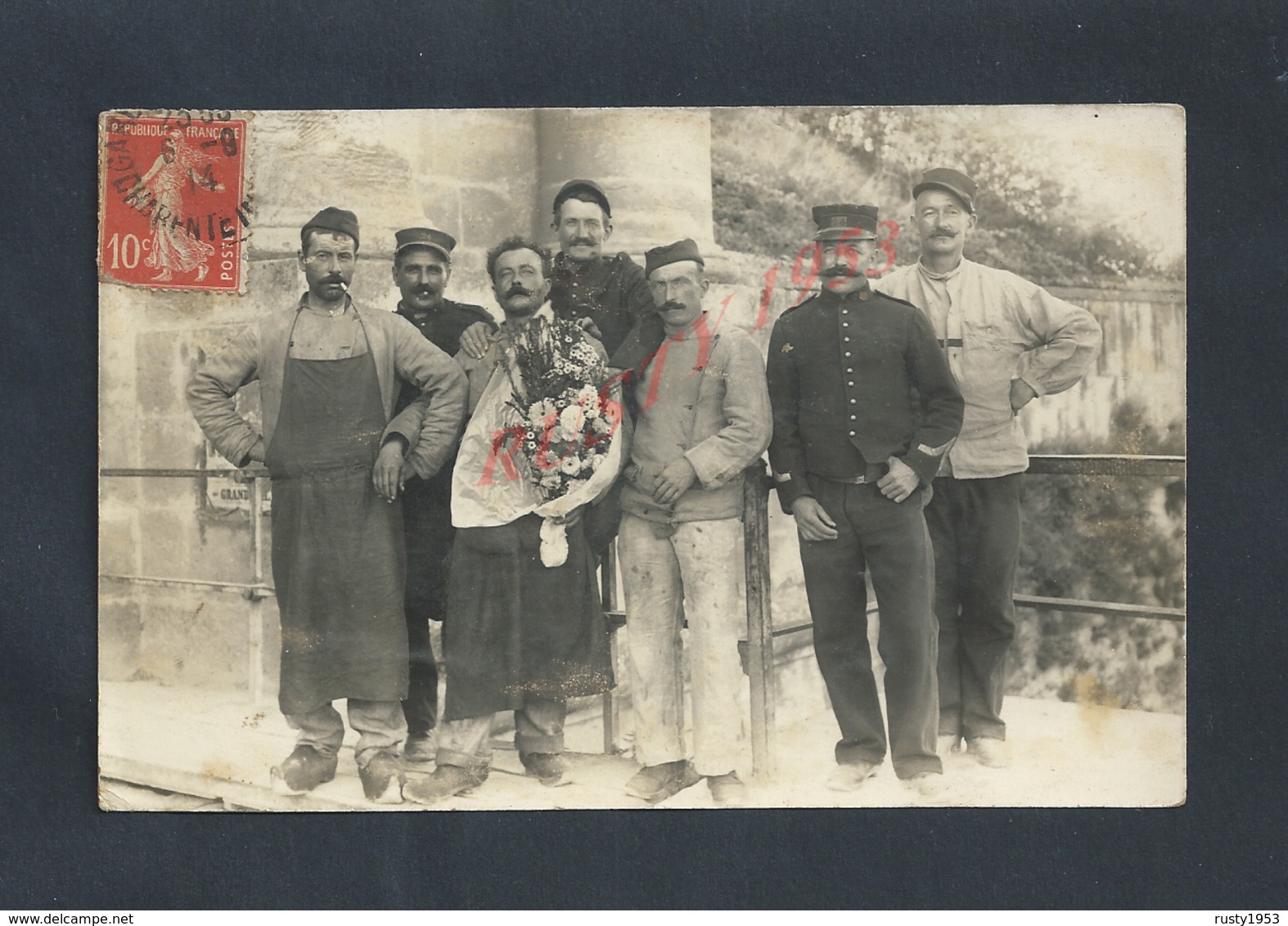 MILITARIA CARTE PHOTO MILITAIRE GROUPE DE SOLDATS DONT UN AVEC BOUQUET DE FLEURS SUR LE KEPI D UN 24e OB LA ROCHELLE : - Personajes