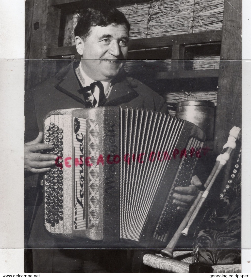 19- CHAUMEIL- JEAN SEGUREL AVEC SON ACCORDEON MAUGEIN TULLE - ACCORDEONISTE -CORREZE -RARE PHOTO ORIGINALE - Personnes Identifiées