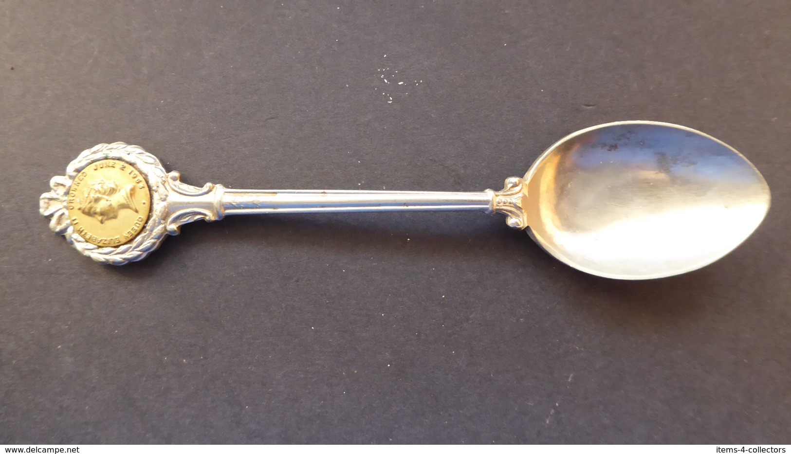 SPOON WITH MEDAL QUEEN ELIZABETH CROWNED JUNE 1953 BY CITY OF CARDIFF - Autres & Non Classés