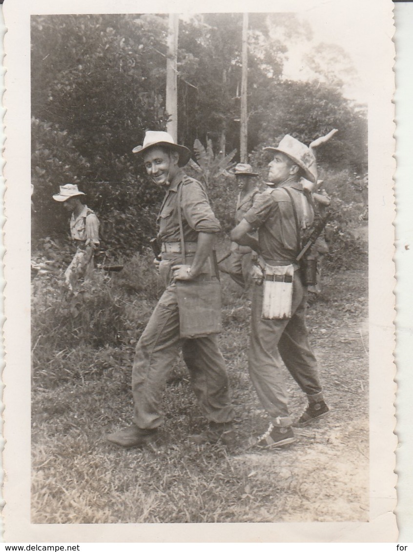 Photo Militaire : Vietnam : Tra Vinh : Lt. Fuseret Et Cdt. Bermont  : Opération En Cours : 1948 : ( 6cm X 9cm ) - War, Military