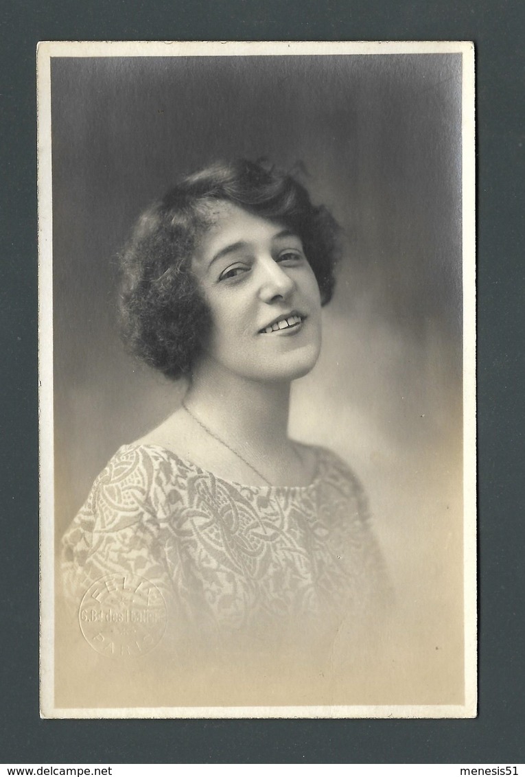 CPA Carte Photo Une Jeune Femme Au Large Sourire Avec Les Dents Du Bonheur - Photographe FELIX à PARIS - A Identifier