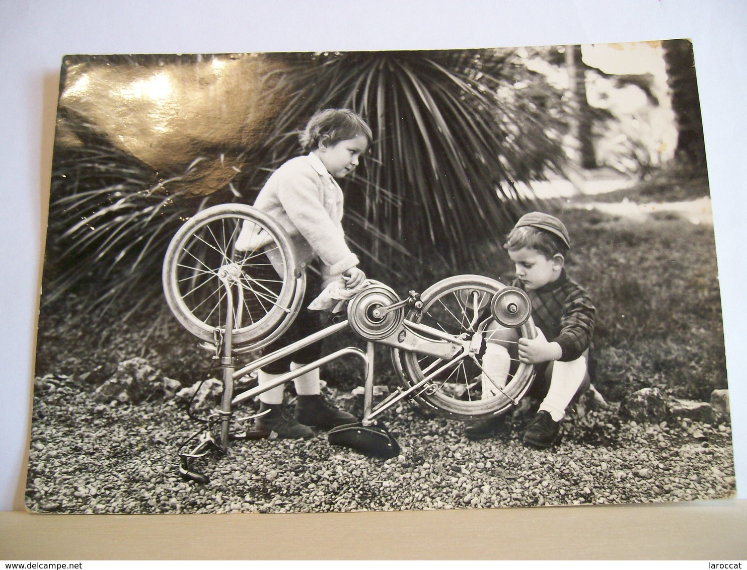 1955 - Coppia Bambini - Maccanico Di Biciclette - Meccanico - Bicicletta Bici - Sport - Vera Fotografia - Autres & Non Classés