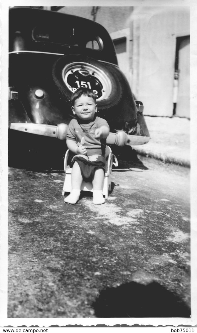 Photo D'un Petit Garcon Sur Sont Pot Derrière Une Ancienne Voiture ( Une Traction Avant ) - Automobiles