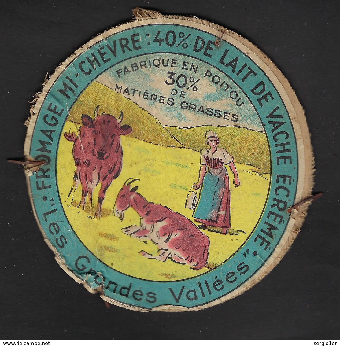 Ancienne Etiquette  Fromage Les Grandes Vallées Mi Chevre40% Lait De Vache Fabriqué En Poitou " Femme Vaches Chevre" - Fromage