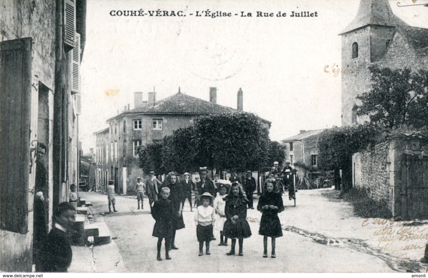 86. VIENNE - COUHE-VERAC. L'Eglise. La Rue De Juillet. Bien Animée. - Couhe