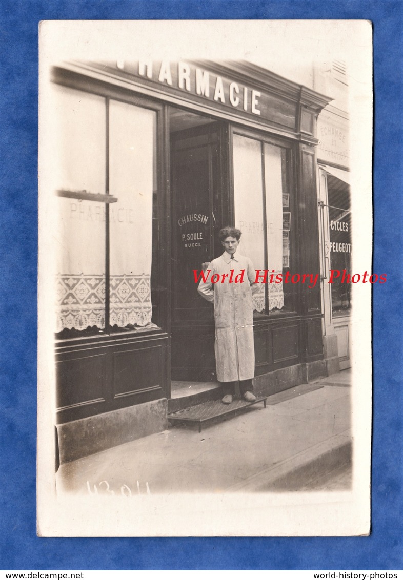 CPA Photo - Ville à Situer - Beau Portrait D'un Pharmacien Devant Sa Pharmacie - Maison CHAUSSIN , P. SOULE Succésseur - A Identifier