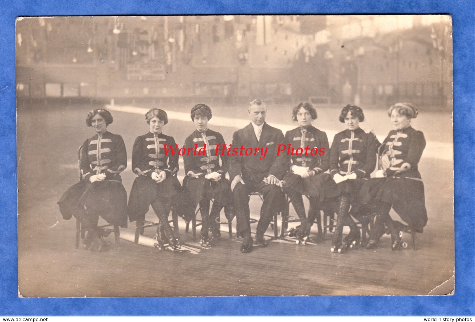 CPA Photo - Patinoire / Salle à Situer - Beau Portrait D'une équipe Féminine De Patins à Roulettes - TOP - A Identifier