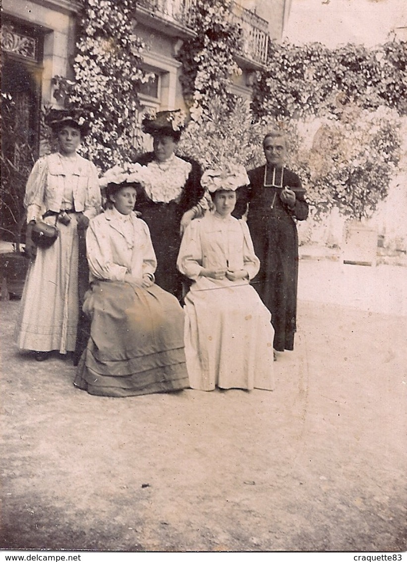 4 ELEGANTES , BELLES ROBES LONGUES ET BEAUX CHAPEAUX . UN CURE A LEUR COTE - Anonyme Personen