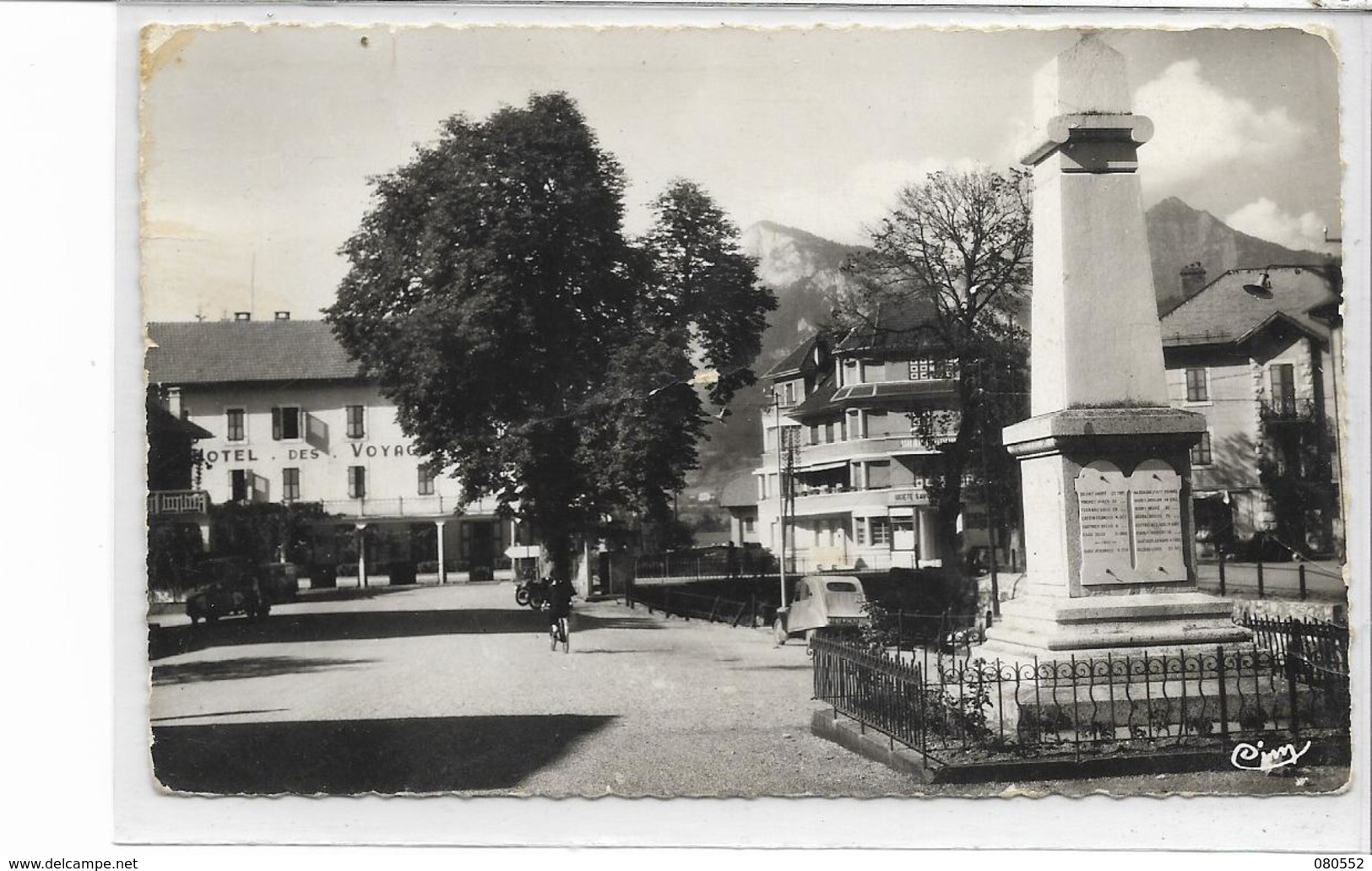 74 SCIONZIER . Place Du Foron , Le Monument  , édit : Combier Mâcon , écrite Années 50 , état Extra - Scionzier