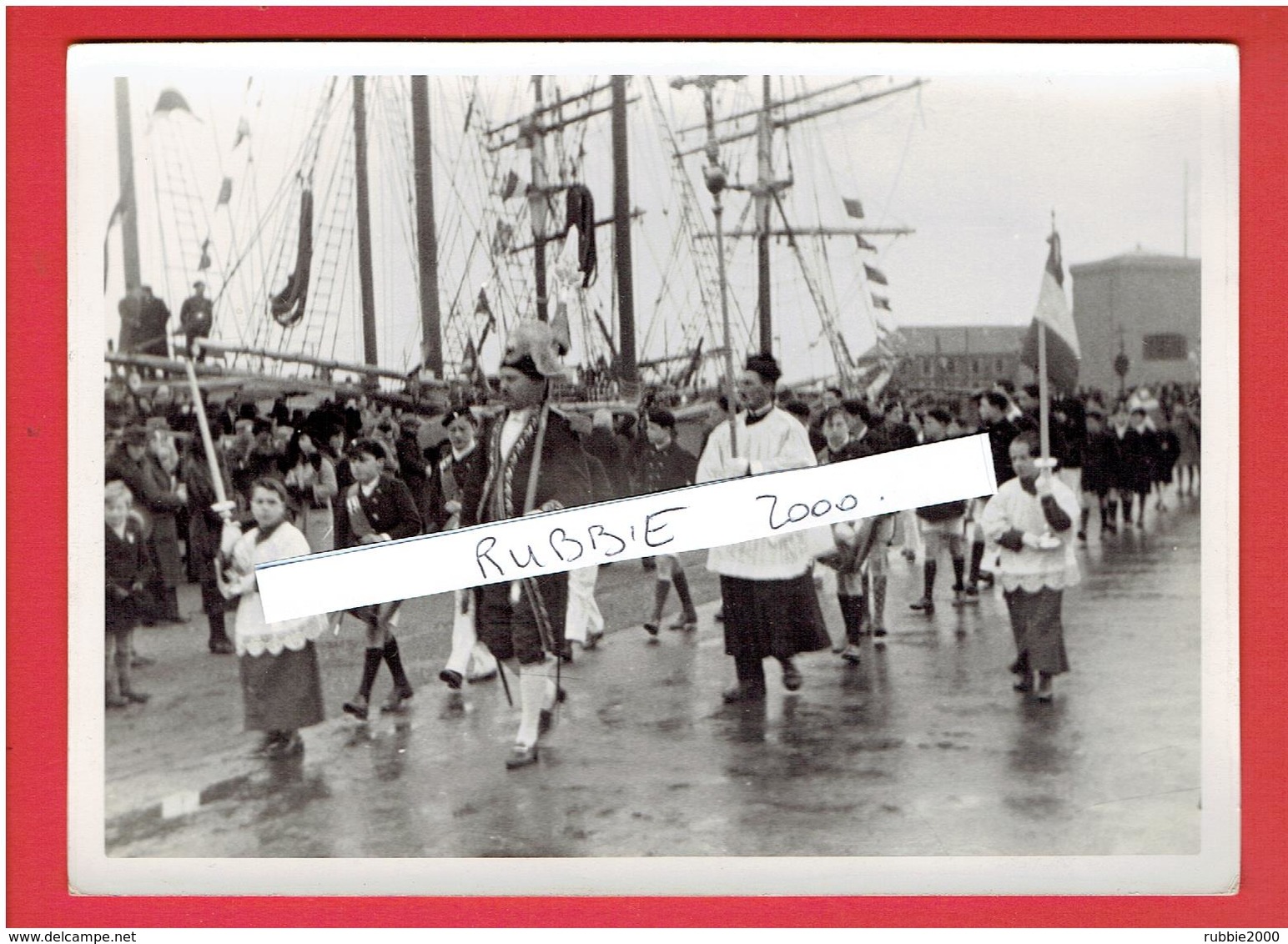 SAINT MALO FEVR. 1936 PROCESSION SUR L ESPLANADE SAINT VINCENT POUR LA BENEDICTION DES BATEAUX PARTANT POUR TERRE NEUVE - Orte