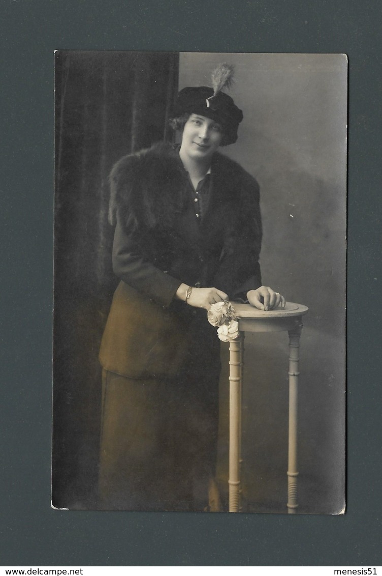 CPA Carte PHOTO Une Femme Avec Un Chapeau à Plumet Une étole De Vison - Photographe Hans KLAUSAL à METZ - A Identifier