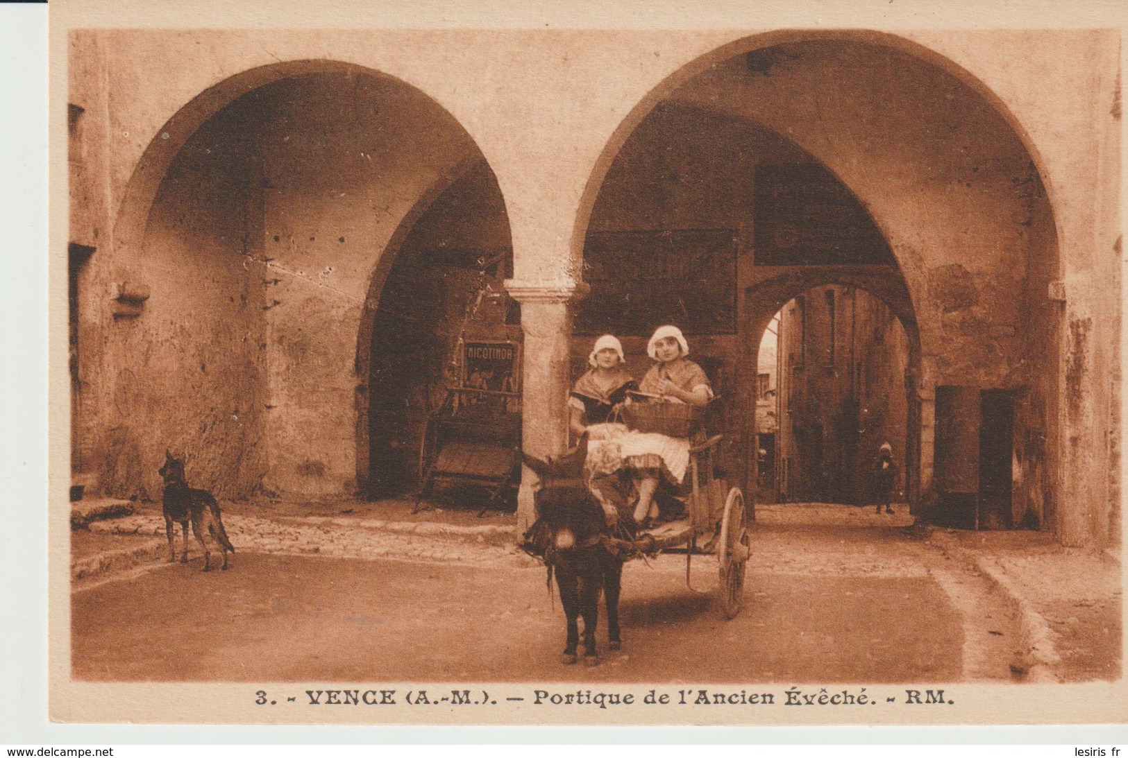 C.P.A.. -  VENCE - PORTIQUE DE L'ANCIEN ÉVÊCHÉ - R. M. - 3 - ANIMÉE - CHARRETTE ATTELÉE - Vence