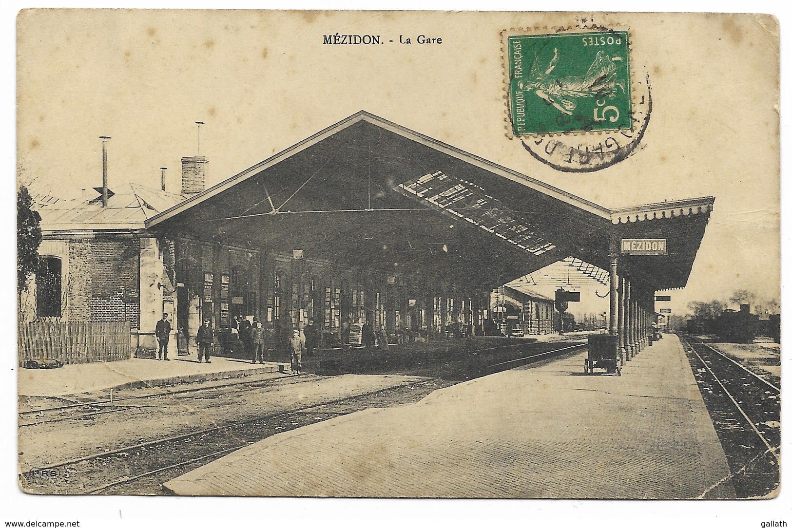 14-MEZIDON-La Gare...1911  Animé   (plis) - Altri & Non Classificati