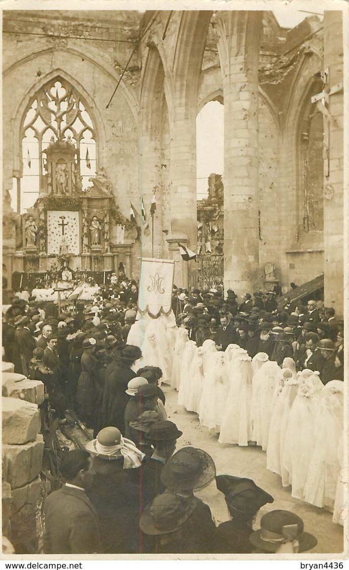 80 - PERONNE - RARE CARTE PHOTO - 1921 - CEREMONIE DE COMMUNION DANS L'EGLISE ENCORE TRES ABIMEE PAR LA GUERRE - Peronne