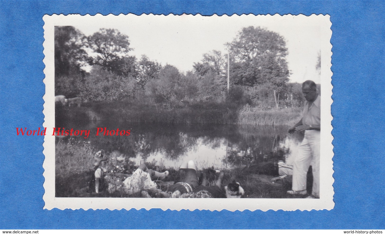 Photo Ancienne Snapshot - TANNAY - Repos De Jeune Femme & Fille Au Bord De La Niévre - 1947 - Mode Pose - Places