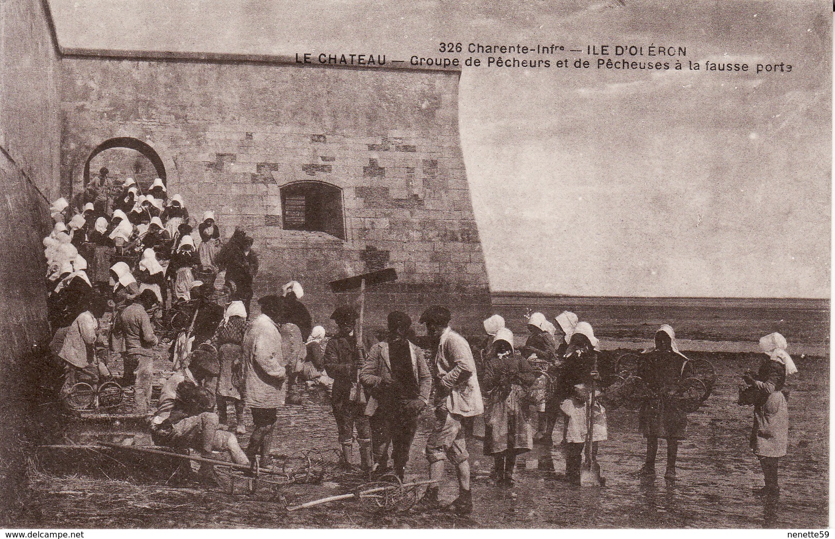 17 ILE D' OLERON -- LE CHATEAU -- Groupe De Pêcheurs Et De Pêcheuses à La Fausse Porte -- CPA En TBE - Ile D'Oléron