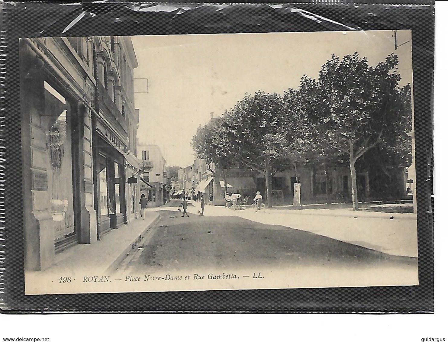 17-ROYAN- Une Vue Animée Du Magasin " E.CRABOT" Plaçe Notre-Dame Rue Gambetta - Royan