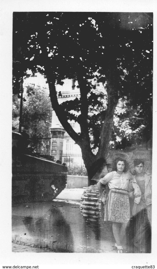 MARSEILLE - 25 AOUT 1944  TANK DANS CENTRE VILLE -PHOTO ANIMEE - Guerre, Militaire