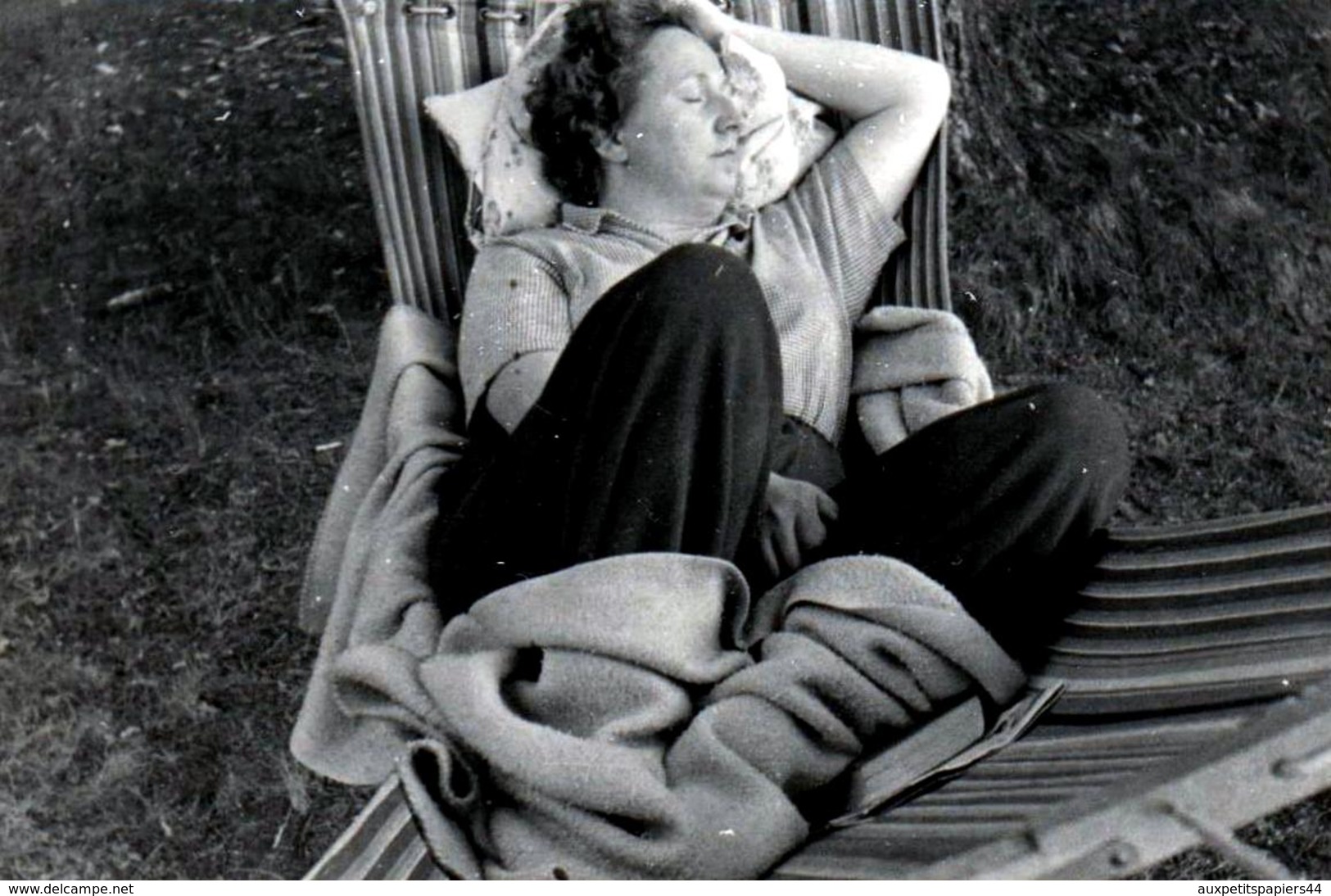 Photo Originale Sieste Et Farniente Pour Une Femme épuisée Sur Un Hamac Vers 1950 - Dodo - Dormir - - Personnes Anonymes