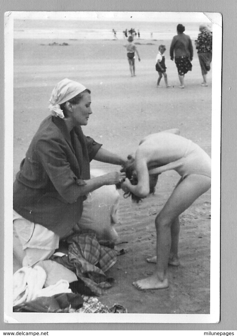 Photo Nature Fillette Quittant Son Maillot De Bain Avec Sa Mère Photo Originale - Personnes Anonymes