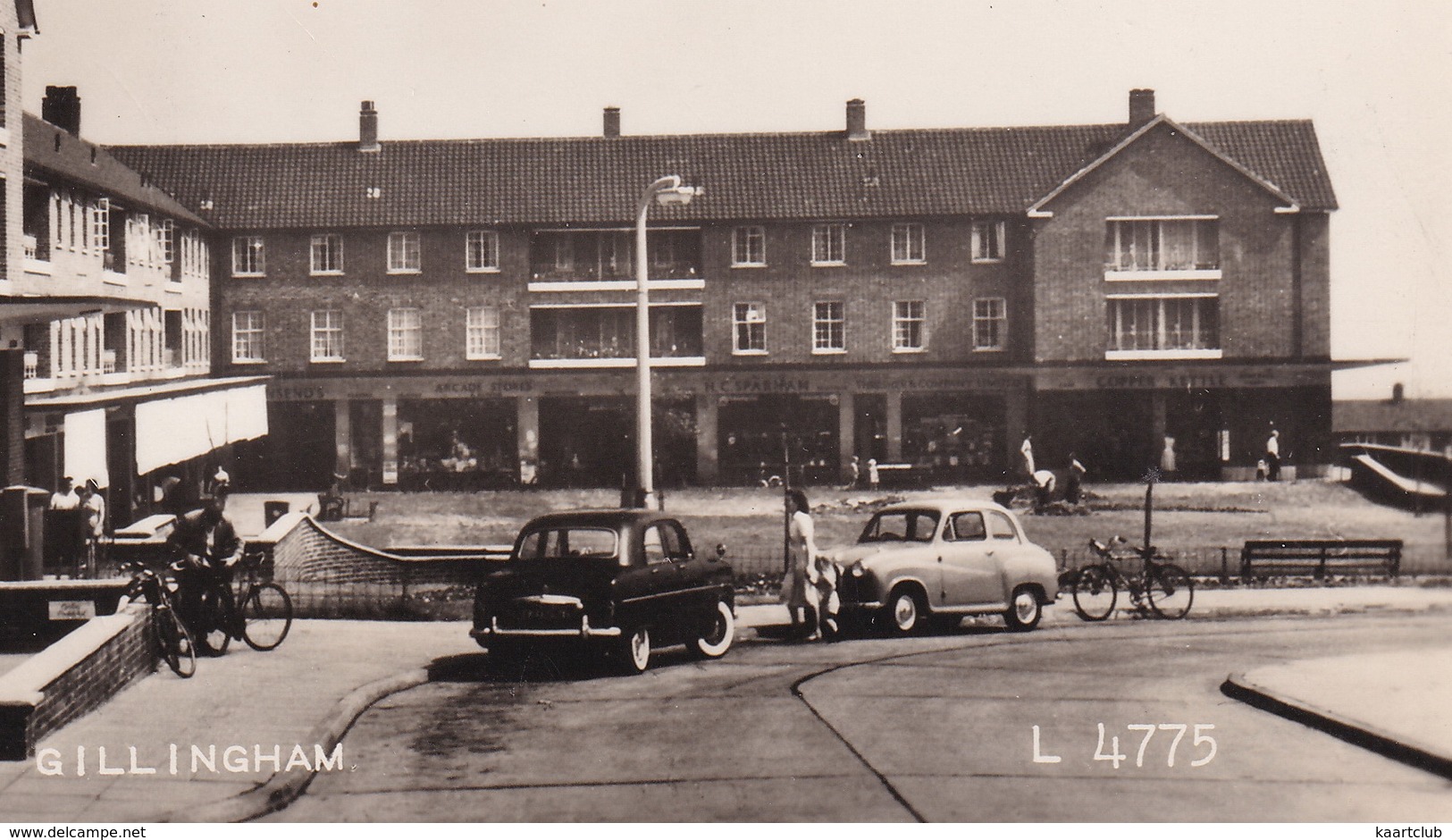 Gillingham: FORD ZEPHYR EOTA, AUSTIN A35 - Shopping Centre, 'Postoffice', 'Chemist' - Twydall Estate - (England) - PKW