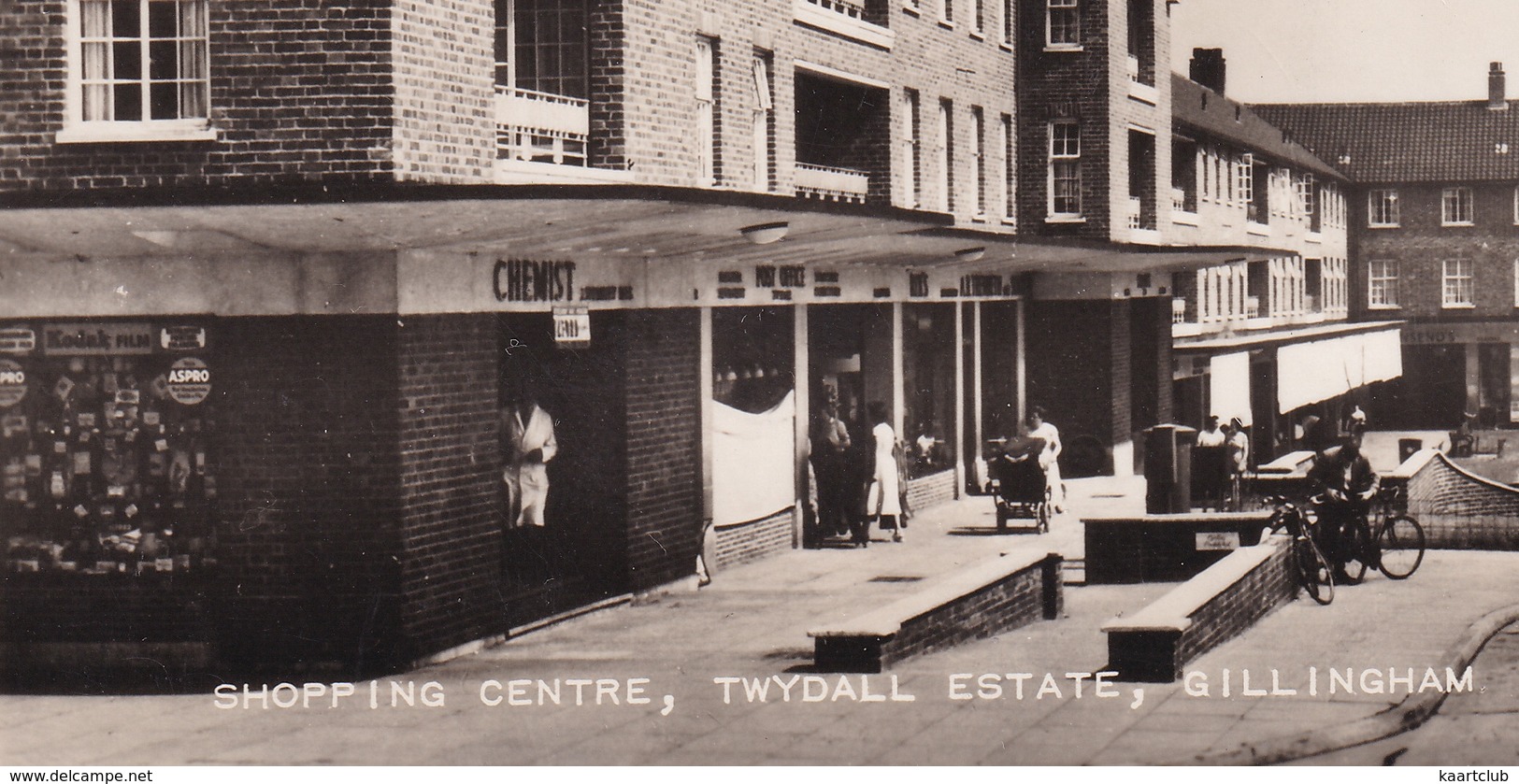 Gillingham: FORD ZEPHYR EOTA, AUSTIN A35 - Shopping Centre, 'Postoffice', 'Chemist' - Twydall Estate - (England) - Toerisme