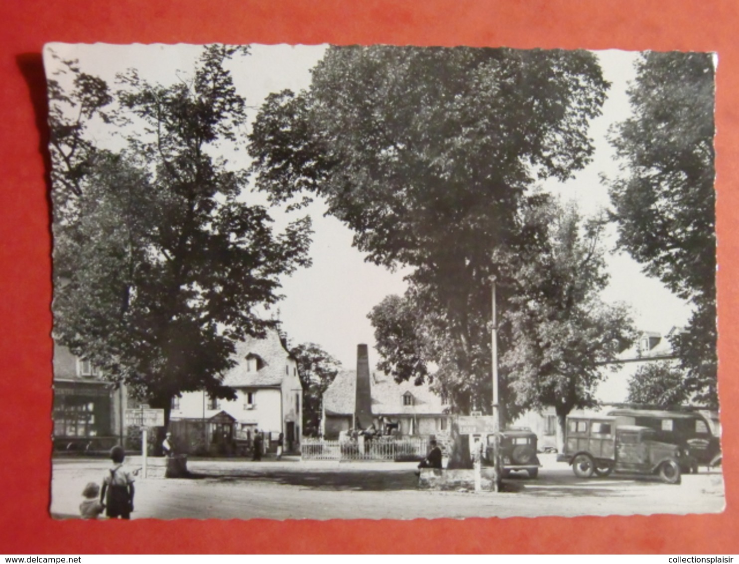 CARTE SAINTE GENEVIEVE AVEYRON PLACE DU MONUMENT ANIMATION - Autres & Non Classés