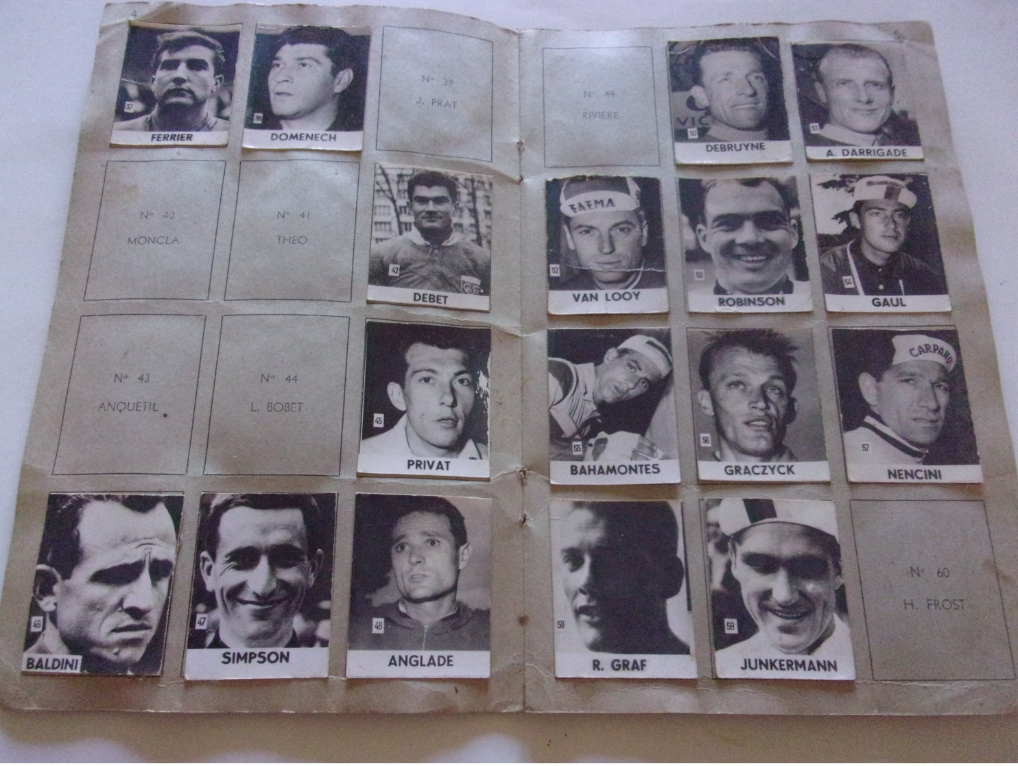 LOT DE 93 PHOTOS CAFES MARTEL ARGENTON / INDRE BOXE FOOTBALL RUGBY CYCLISME SKI ACTEURS  ACTRICES - Other & Unclassified