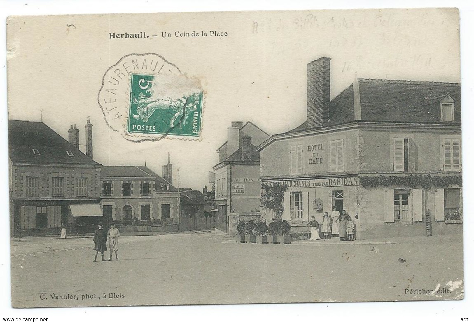 JOLIE CPA ANIMEE HERBAULT, BELLE ANIMATION SUR UN COIN DE LA PLACE, HOTEL, CAFE, LOIR ET CHER 41 - Herbault