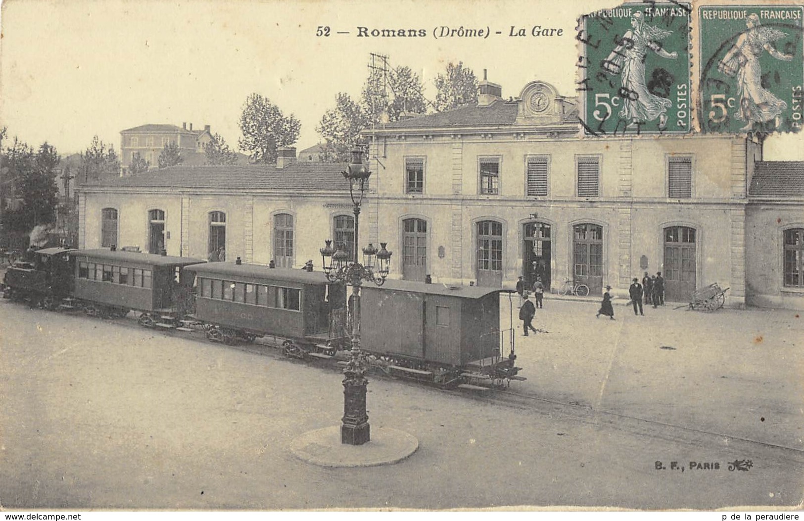 CPA 26 ROMANS LA GARE (TRAIN DEVANT LA GARE - Romans Sur Isere