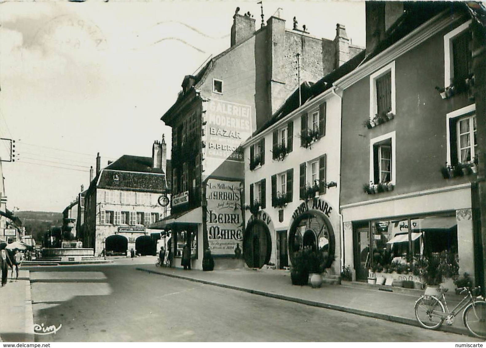 Cpsm ARBOIS 39 Rue De L' Hôtel De Ville Et Place De La Liberté - Henri MAIRE - Arbois