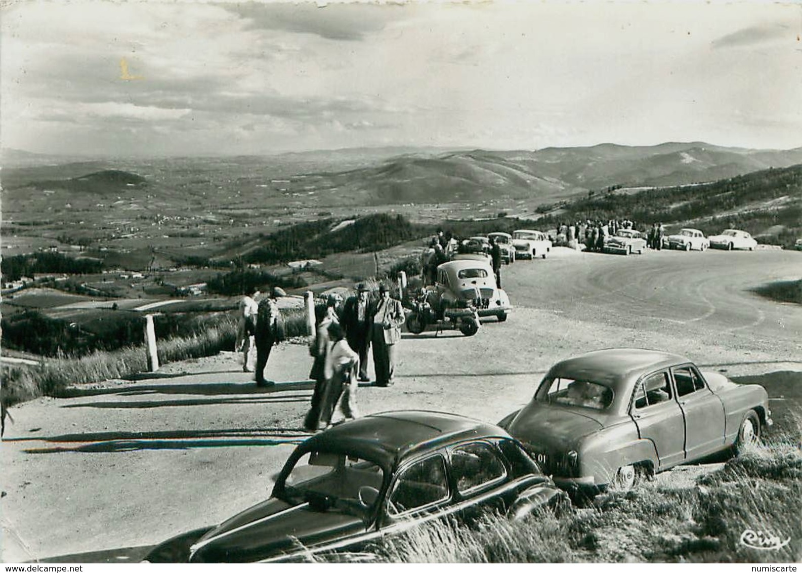 Cpsm CHIROUBLES 69 Vue Générale - La Terrasse - Voitures Gros Plan - Rare - Chiroubles