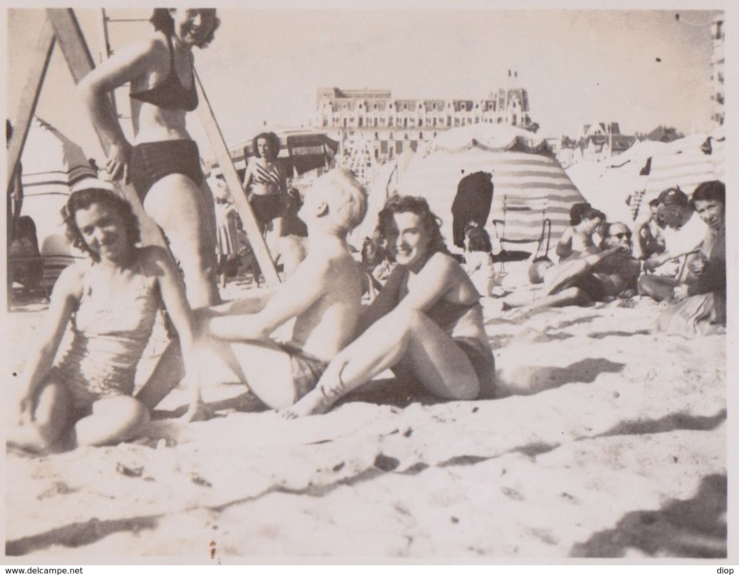 Photographie Anonyme Vintage Snapshot Groupe Plage Sable Maillot Sexy Bikini - Places