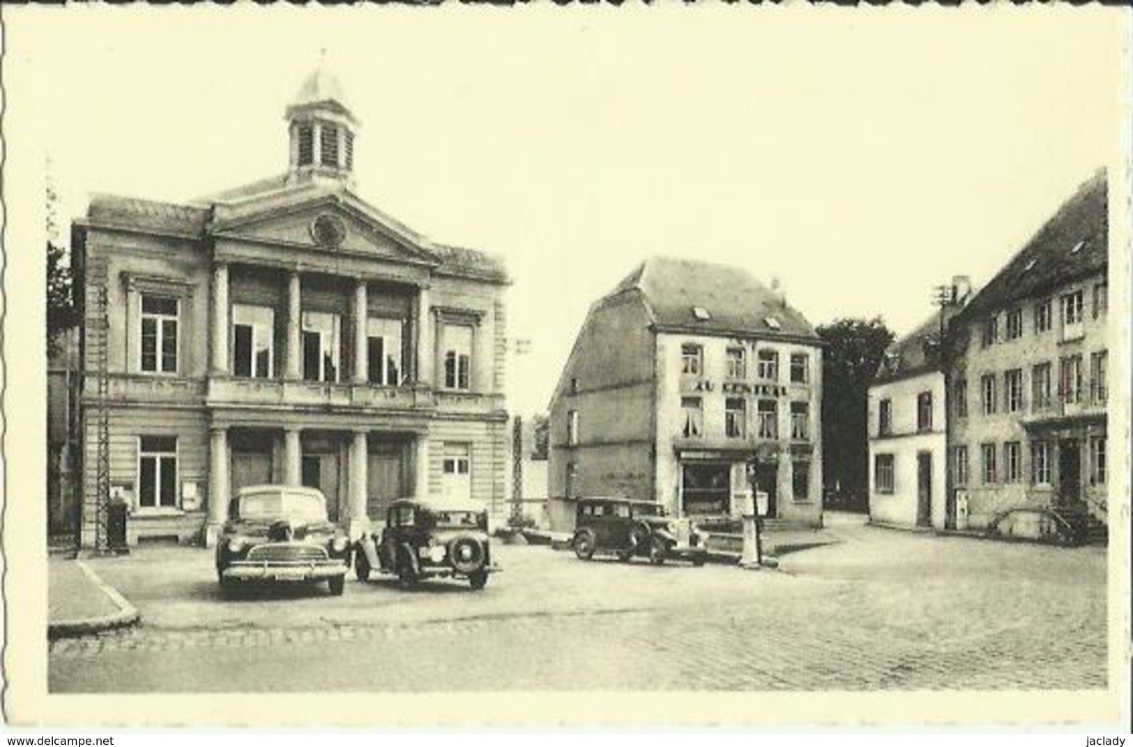 Neufchâteau -- Hôtel De Ville Et Grand' Place.      (2 Scans) - Neufchâteau