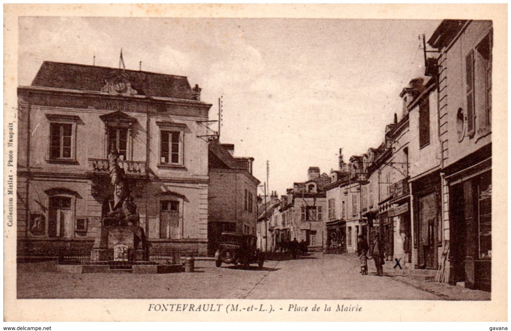 49 FONTEVRAULT - Place De La Mairie - Autres & Non Classés